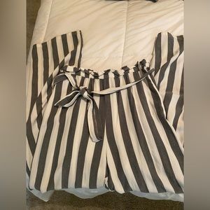 Pants with ruffle and tie